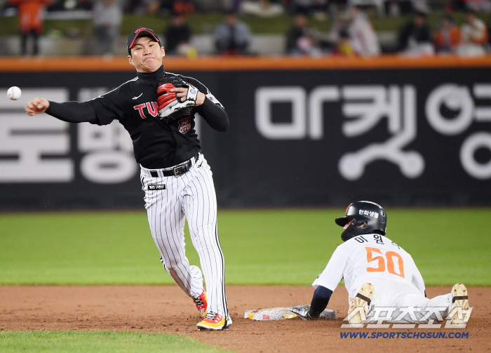  Ha Joo-seok's sacrifice bunt fails, Lee Won-seok is out