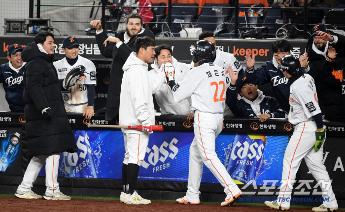  Hanwha's Moon Dong-ju Phone Se overturned in the bottom of the 8th inning