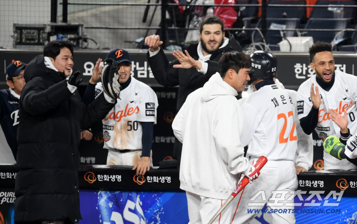  Hanwha's Moon Dong-ju Phone Se overturned in the bottom of the 8th inning