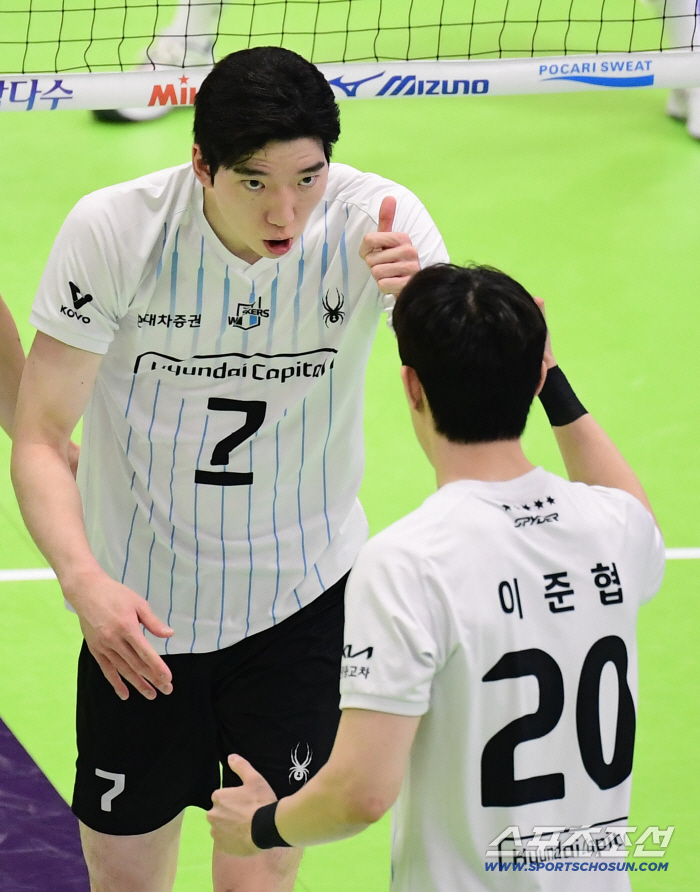  Heo Soobong and Lee Junhyeop serve are the best