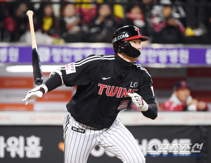  Hong Chang-ki hits a double