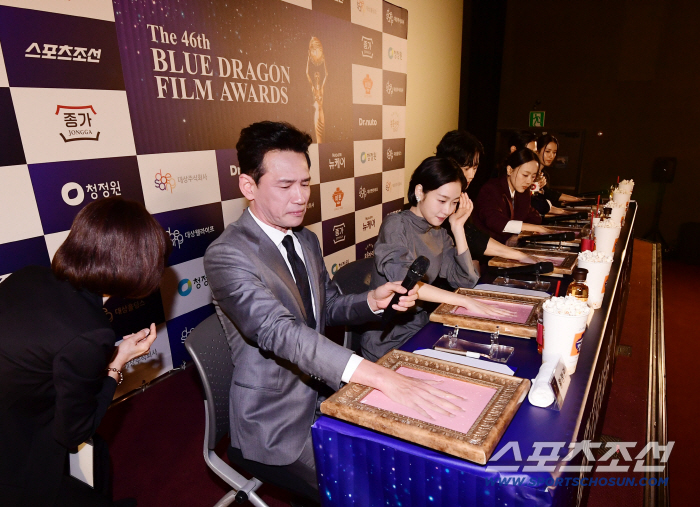 Hwang Jung-min Glorious Blue Dragon Film Award Handprinting