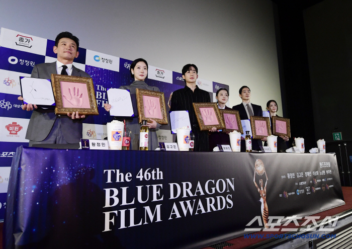  Hwang Jung-min, Kim Go-eun, Hae-in, Lee Sang-hee, Noh Sang-hyun, Park Joo-hyun, who attended the Cheongryong Handprinting