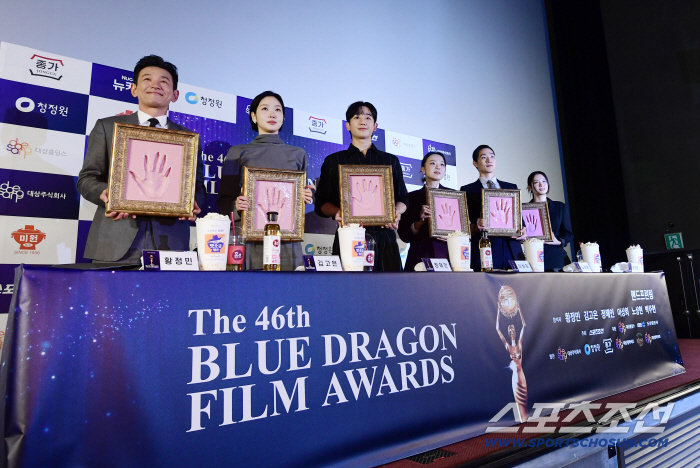  Hwang Jung-min, Kim Go-eun, Hae-in, Lee Sang-hee, Noh Sang-hyun, Park Joo-hyun, who attended the Cheongryong Handprinting