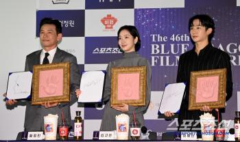 Hwang Jung-min, Kim Go-eun, Jung Hae-in, and Cheongryong Film Awards