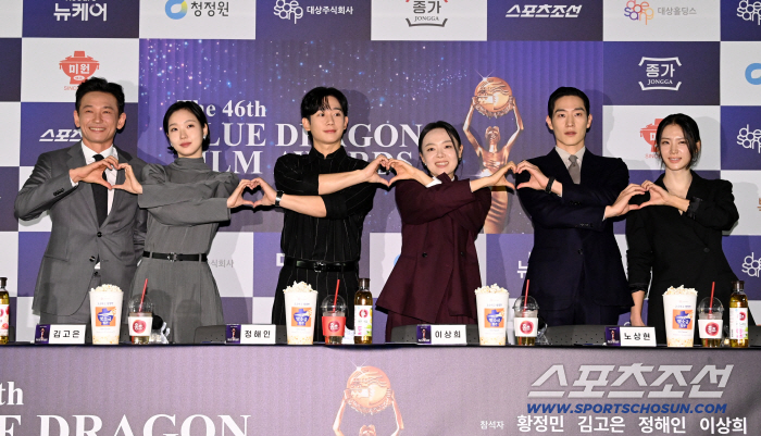  Hwang Jung-min, Kim Go-eun, Jung Hae-in, Lee Sang-hee, Roh Sang-hyun, Park Joo-hyun, Blue Dragon Film Awards