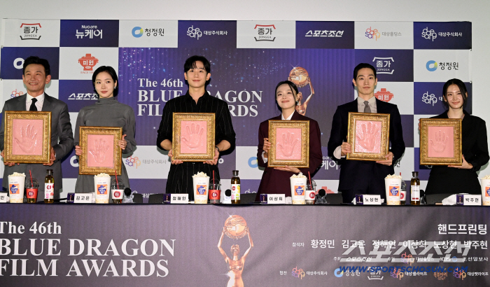  Hwang Jung-min, Kim Go-eun, Jung Hae-in, Lee Sang-hee, Roh Sang-hyun, Park Joo-hyun, handprinting the glory of the Blue Dragon Film Awards