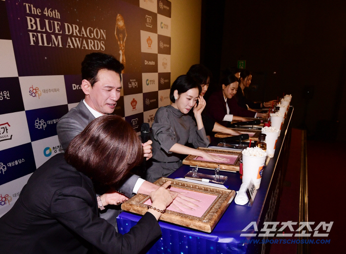  Hwang Jung-min won the Blue Dragon Film Award for the 4th time and handprinting