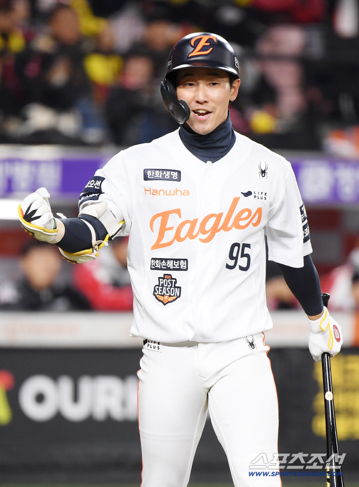  Hwang Young-mook gets a walk to push