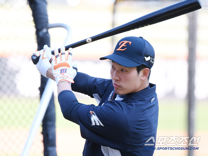  Hwang Young-mook training batting