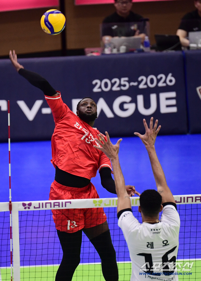  In front of Benon Leo, Kang Spike