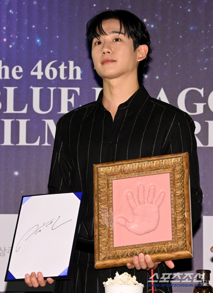  Jung Hae-in, Blue Dragon Film Awards with handprinting