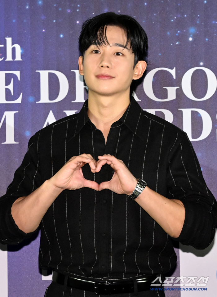  Jung Haein, make a heart with a warm smile