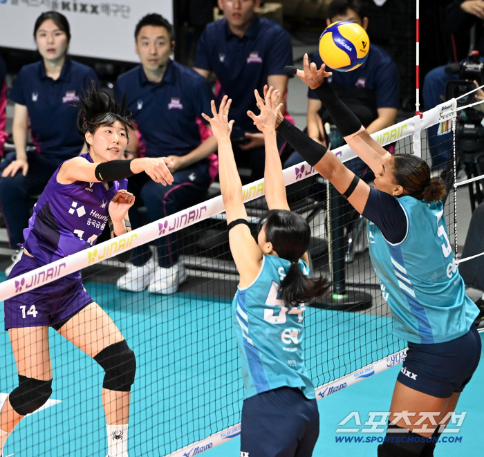  Jung Yoon-joo Spiked With Sleek Jump