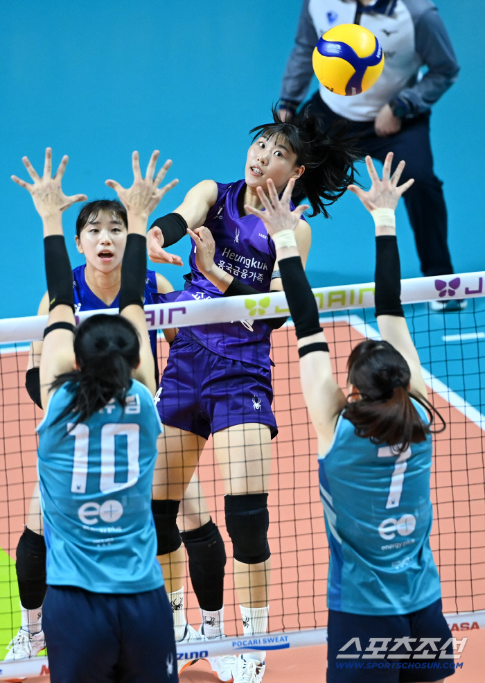  Jung Yunju, in between blocks