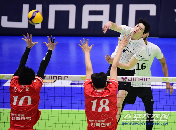  Kang Spike on top of Heo Soobong's block