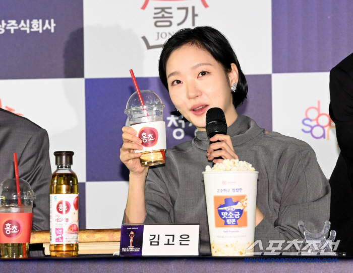  Kim Goeun, hand-printing and drinking