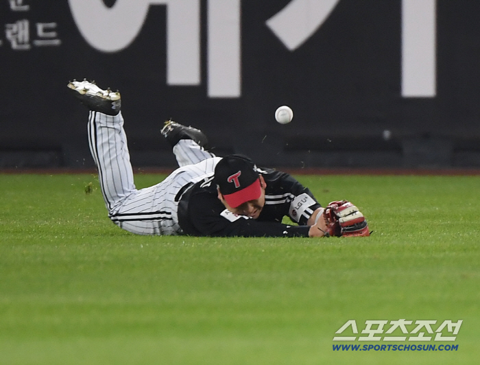  Kim Hyun-soo, who is flailing, turns away from the ball