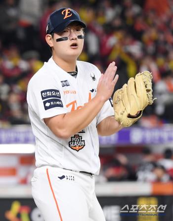 Kim Seohyun greets the fielders