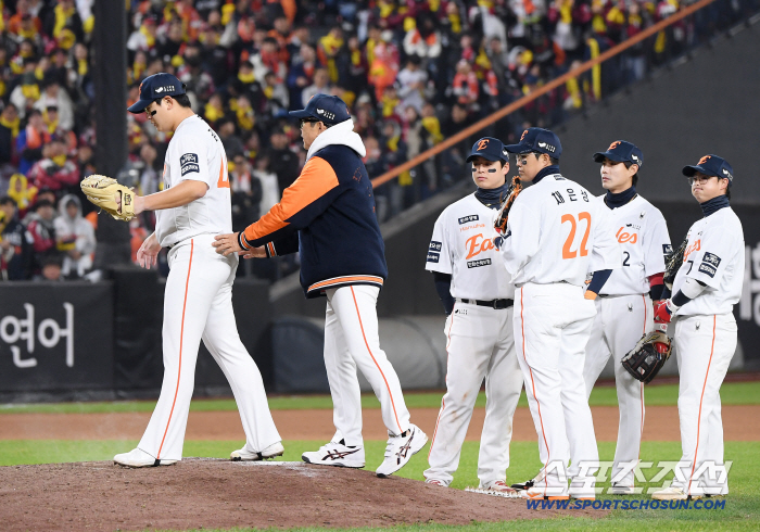  Kim Seohyun takes the mound in the top of the 8th inning
