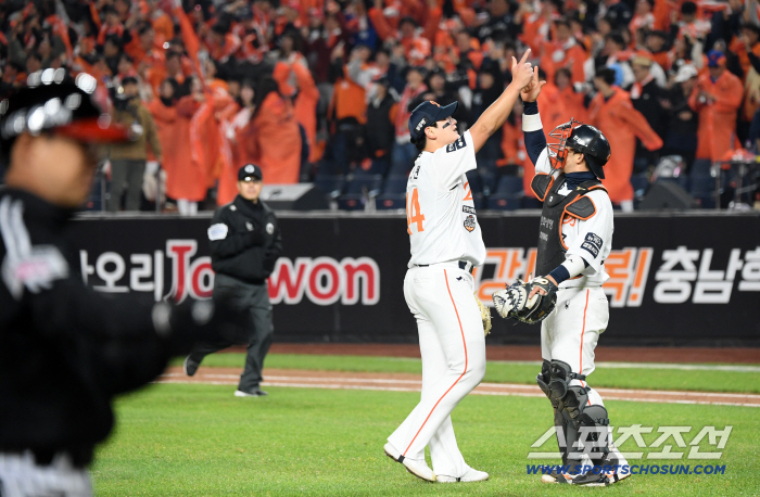  Kim Seohyun's catcher Choi Jaehoon's victory ceremony