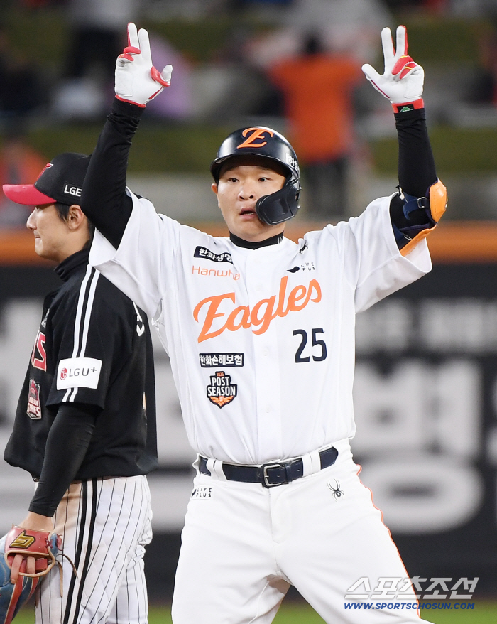  Kim Taeyeon hit a double