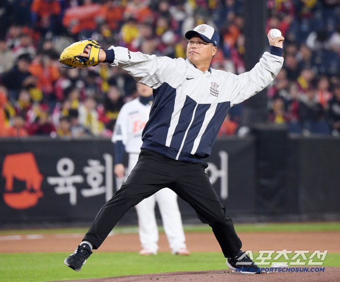  Koo Dae-sung, who throws the first pitch, with the energy of winning the 1999 championship