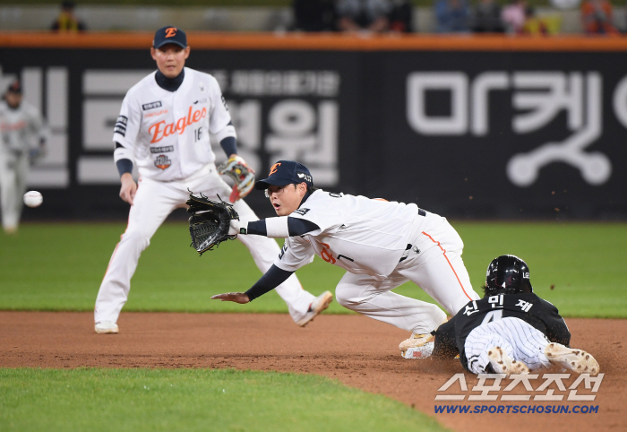  Lee Do-yoon, catch a difficult throw and double play is complete