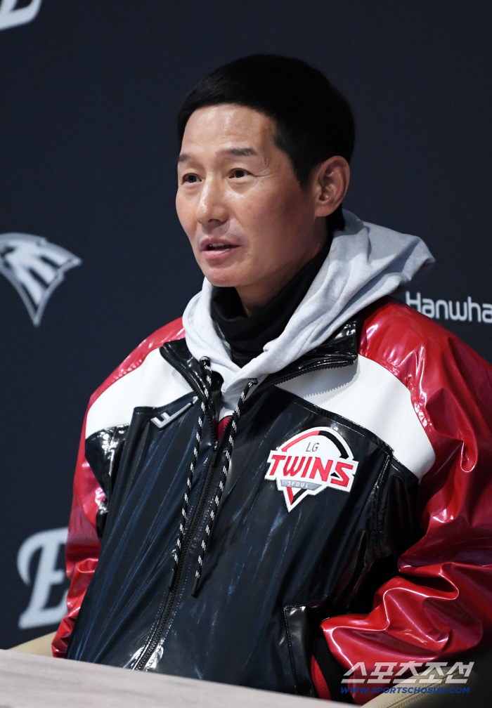  LG manager Yeom Kyung-yeop is relaxed ahead of Game 3