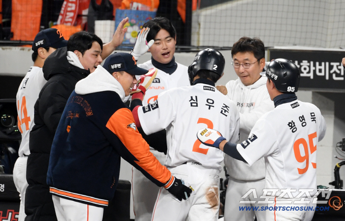  Moon Dong Joo Kim Seo Hyun, thank you to the fielders