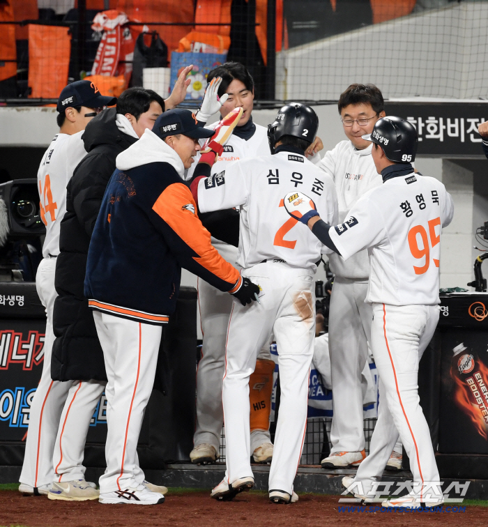  Moon Dong Joo Kim Seo Hyun, thank you to the fielders