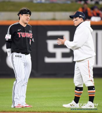 Park Dongwon and Son Ah-seop talking before the game