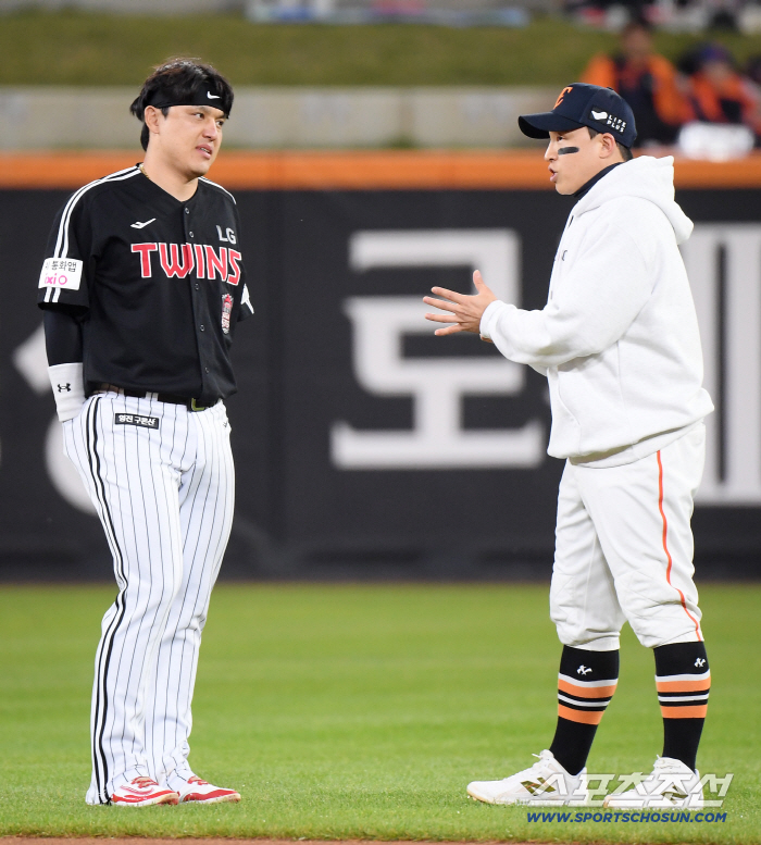  Park Dongwon and Son Ah-seop talking before the game