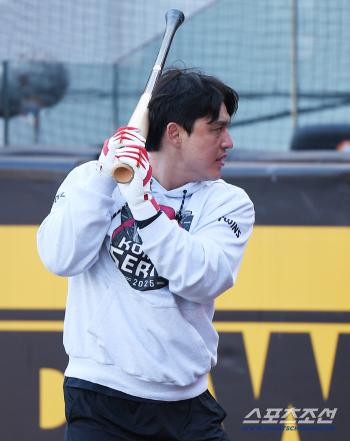 Park Dongwon, even if you hold the bat upside down, it's scary