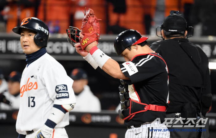  Park Dongwon stops stealing