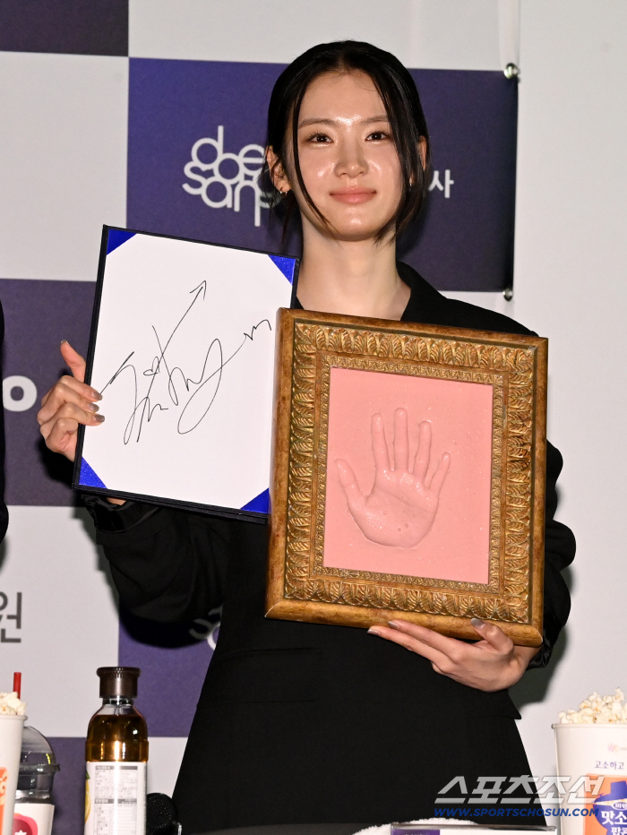  Park Joo-hyun's hand stamp on Cheongryong