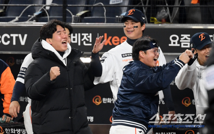  Park Sangwon and Roh Sihwan are about to cry