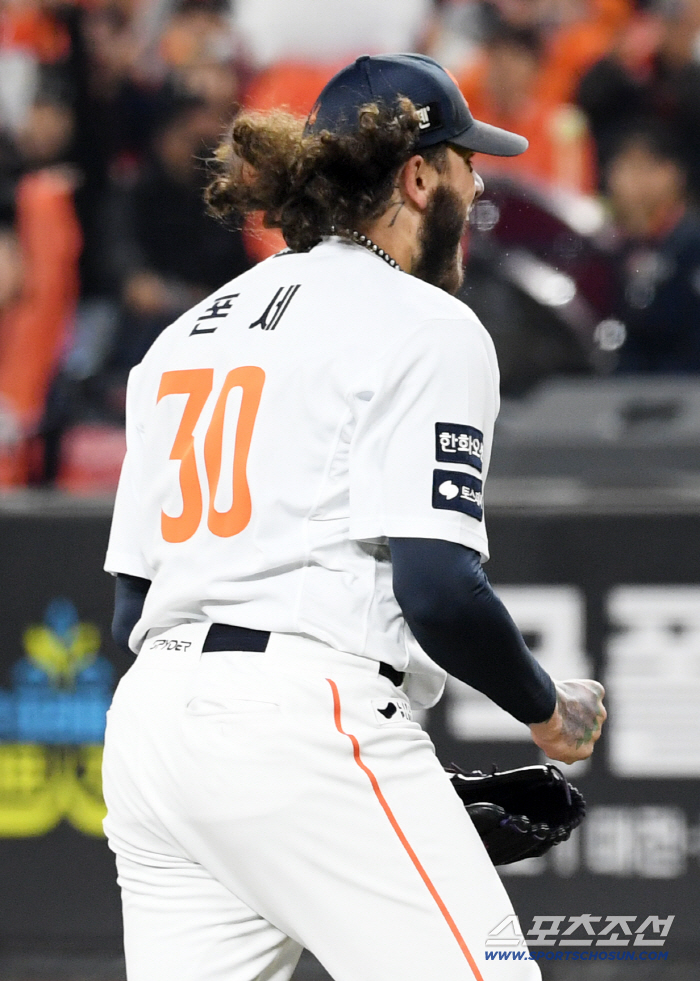  Roar after striking out Ponce