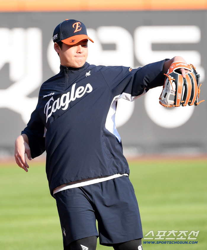  Roh Sihwan, focus on throwing