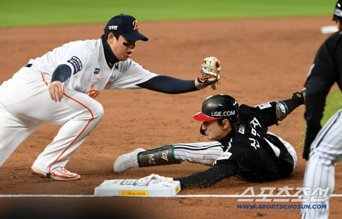  SHIN MIN JAE and NO SI HWAN out