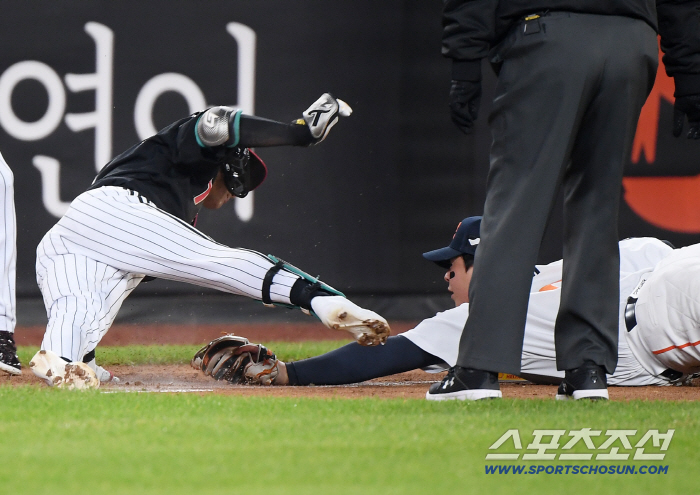  Shin Min-jae hit a timely hit, but he passed the third base and tagged out
