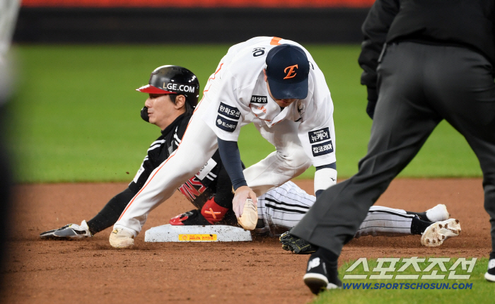  SHIN MINJAE and YOON are happy and sad