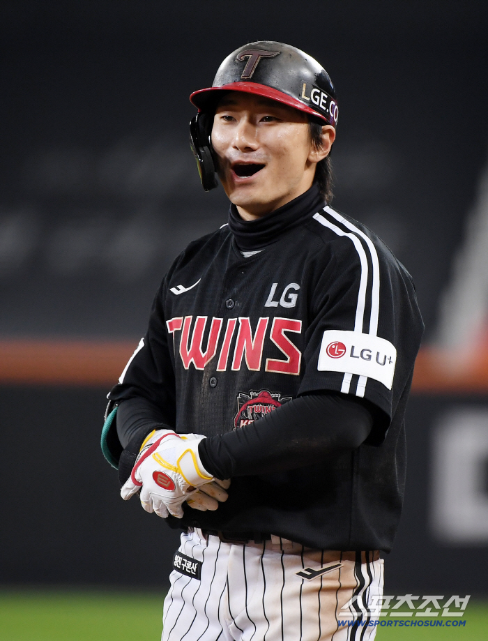  Shin Minjae hit infield