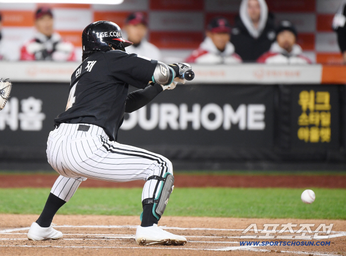  Shin Minjae makes a sacrifice bunt