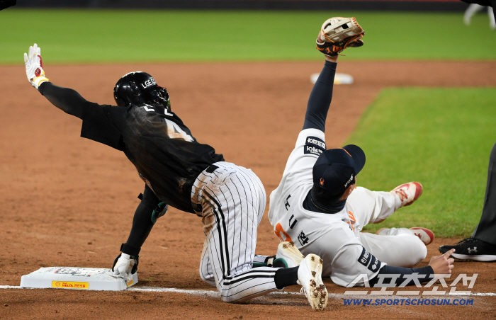  Shin Minjae, Roh Sihwan, tag out