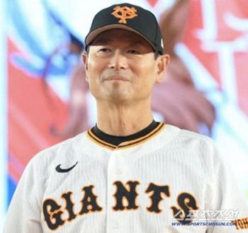 The picture is a bit weird...Legendary Guwata (Min Chang-ki's Japanese baseball team) who led the team to win the title and resigned due to poor performance in the first team and left the Yomiuri in five years