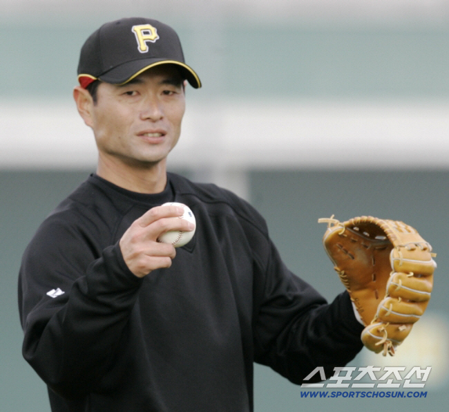 The picture is a bit weird...Legendary Guwata (Min Chang-ki's Japanese baseball team) who led the team to win the title and resigned due to poor performance in the first team and left the Yomiuri in five years
