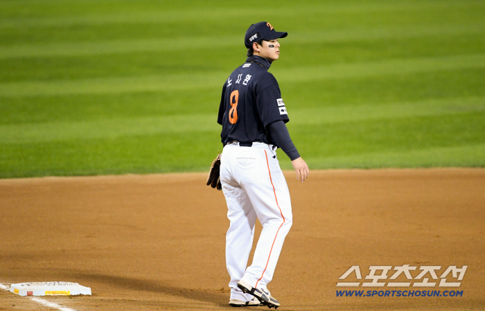 Third baseman Noh Si-hwan, who forgot his mistakes in the past two games, is different on his home turf