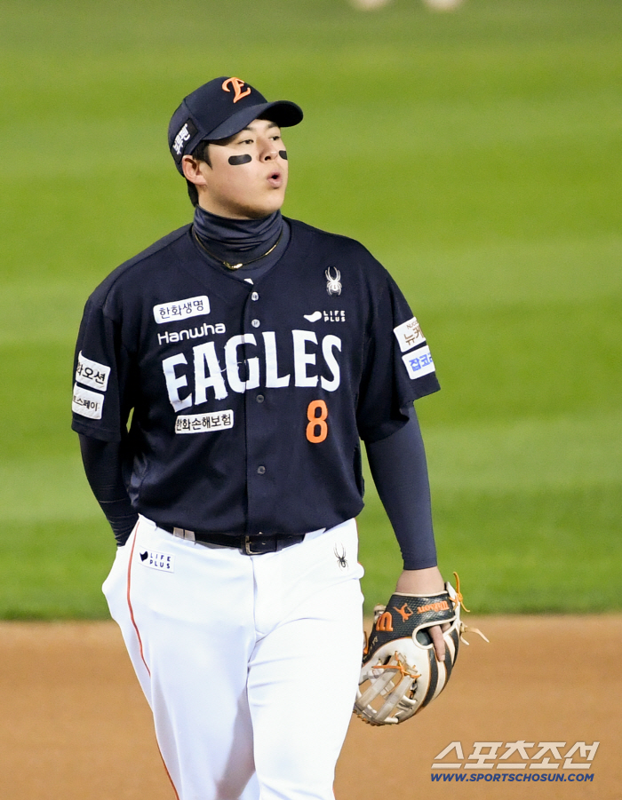 Third baseman Noh Si-hwan, who forgot his mistakes in the past two games, is different on his home turf