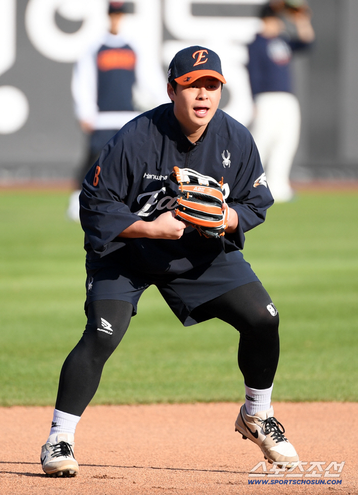 Third baseman Noh Si-hwan, who forgot his mistakes in the past two games, is different on his home turf